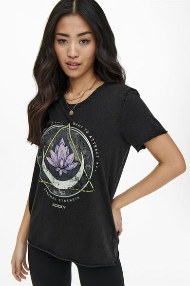 T-shirt noir à manches courtes de ONLY, avec imprimé graphique spirituel, porté avec des colliers.
