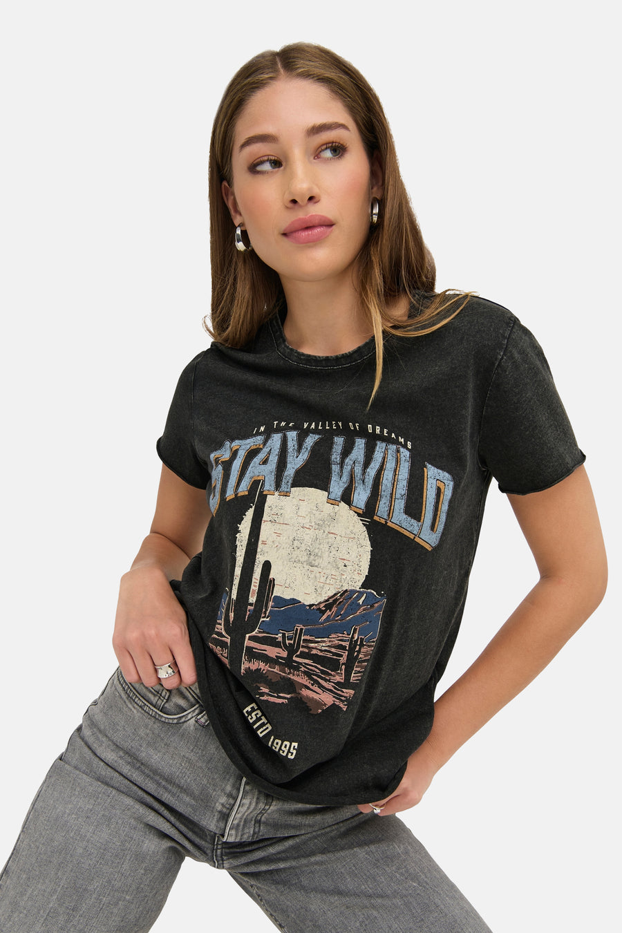 Zwart T-shirt met korte mouwen van ONLY, met een gestileerde woestijnprint en gedragen met een grijze jeans.