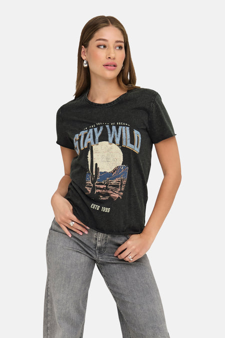 Zwart T-shirt met korte mouwen van ONLY®, met woestijndruk en gedragen met een grijze jeans.