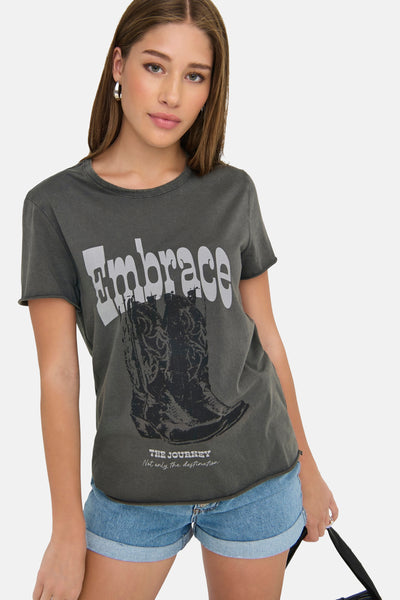 T-shirt à manches courtes gris de ONLY®, imprimé avec des bottes de cowboy, porté avec un short en jean.