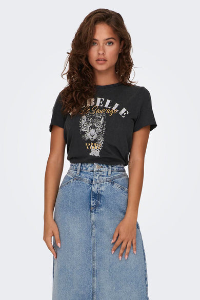 T-shirt noir à manches courtes de ONLY, imprimé léopard avec inscription, porté avec une jupe en jean