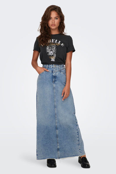 T-shirt noir à motif animalier de ONLY, porté avec une longue jupe en jean