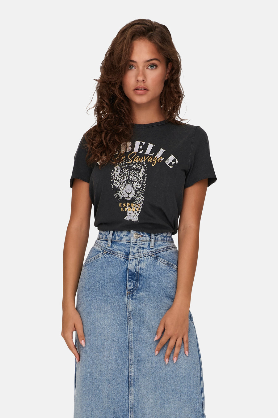 Zwart T-shirt met korte mouwen van ONLY, luipaardgrafische print, gedragen met een blauwe spijkerrok.