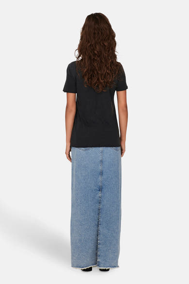 Zwart T-shirt van ONLY, gedragen met een lange blauwe spijkerrok.