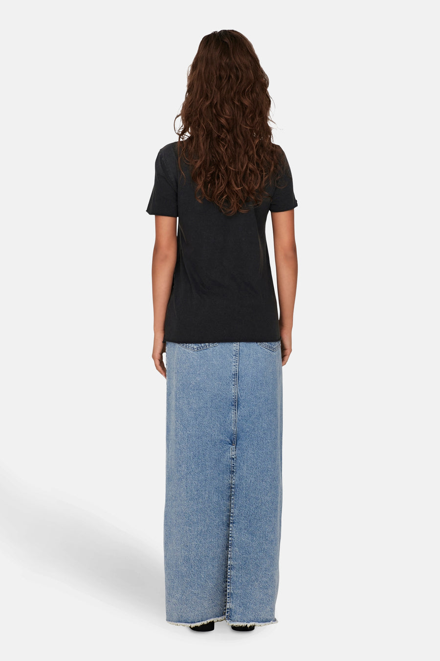 Zwart T-shirt van ONLY, gedragen met een lange blauwe spijkerrok.