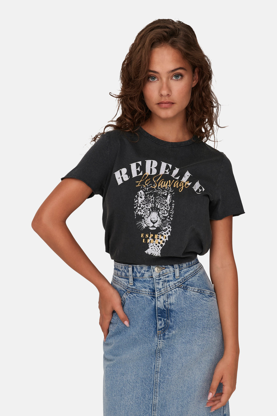 Zwart T-shirt met print van ONLY, gedragen met een spijkerrok met hoge taille.