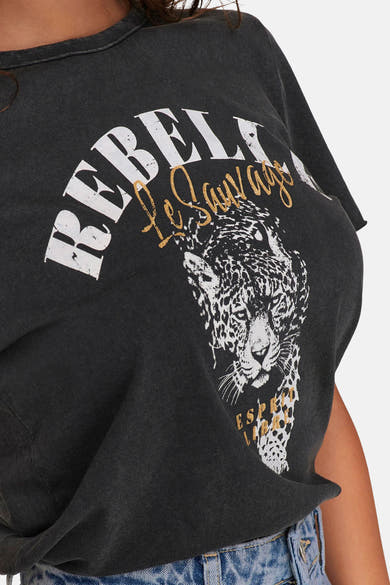Zwart T-shirt met korte mouwen van ONLY met luipaardprint en "Rebel" opschrift op de voorkant, gedragen met een spijkerbroek.