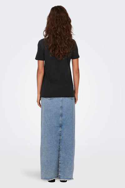 T-shirt noir à manches courtes de ONLY, porté avec une longue jupe en jean délavé.