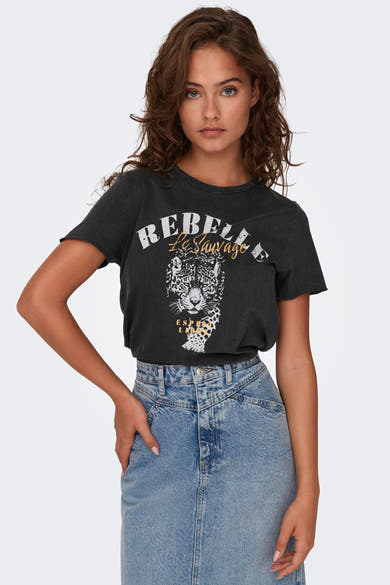 Zwart T-shirt met luipaardprint van ONLY, gedragen met een spijkerrok.