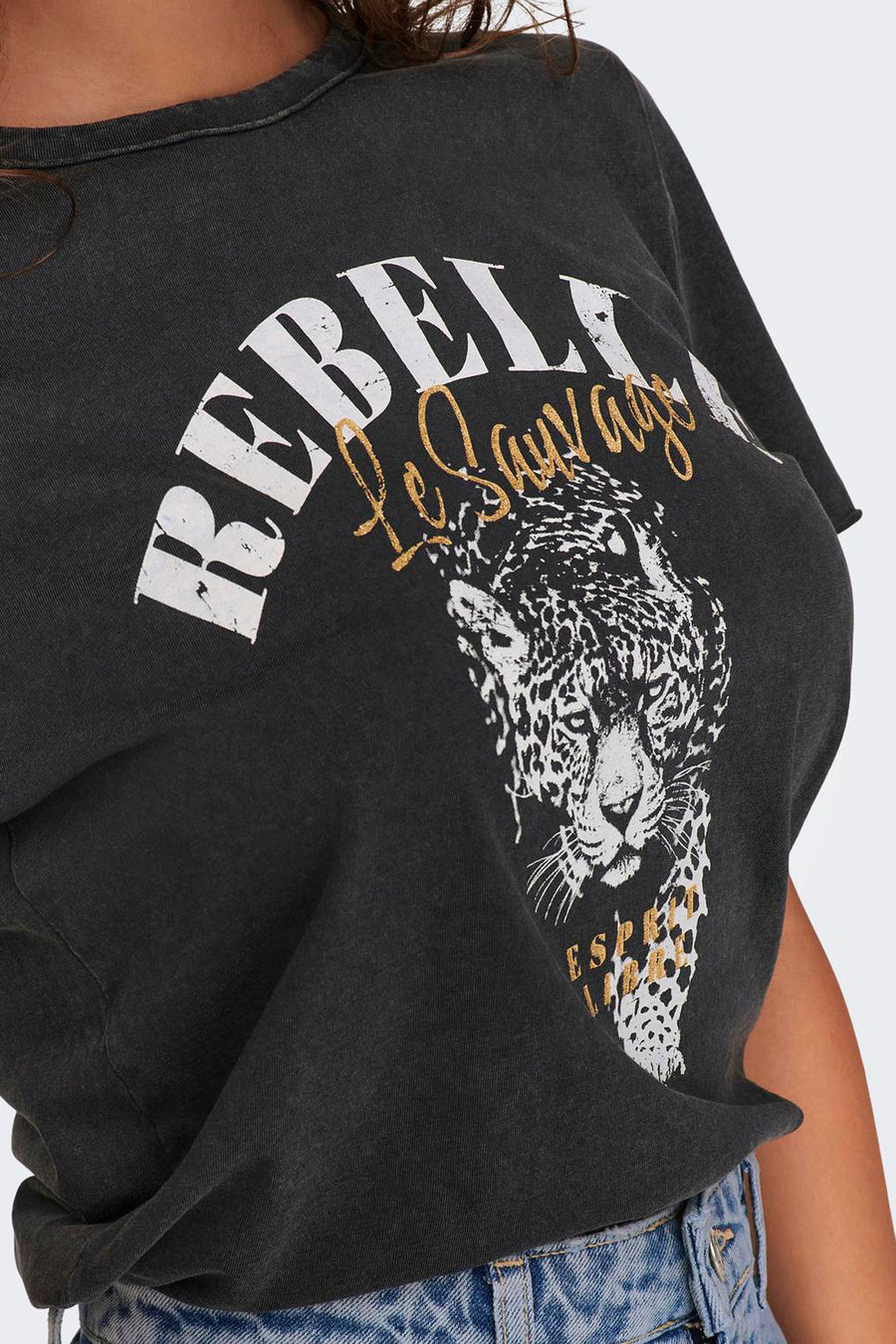 Zwart T-shirt met korte mouwen van ONLY, met luipaardprint en witte en gouden letters.