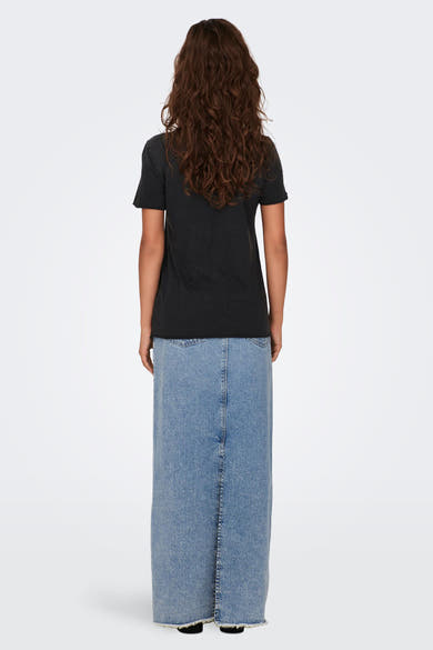 Zwart T-shirt met korte mouwen van ONLY, gedragen met een lange blauwe spijkerrok.