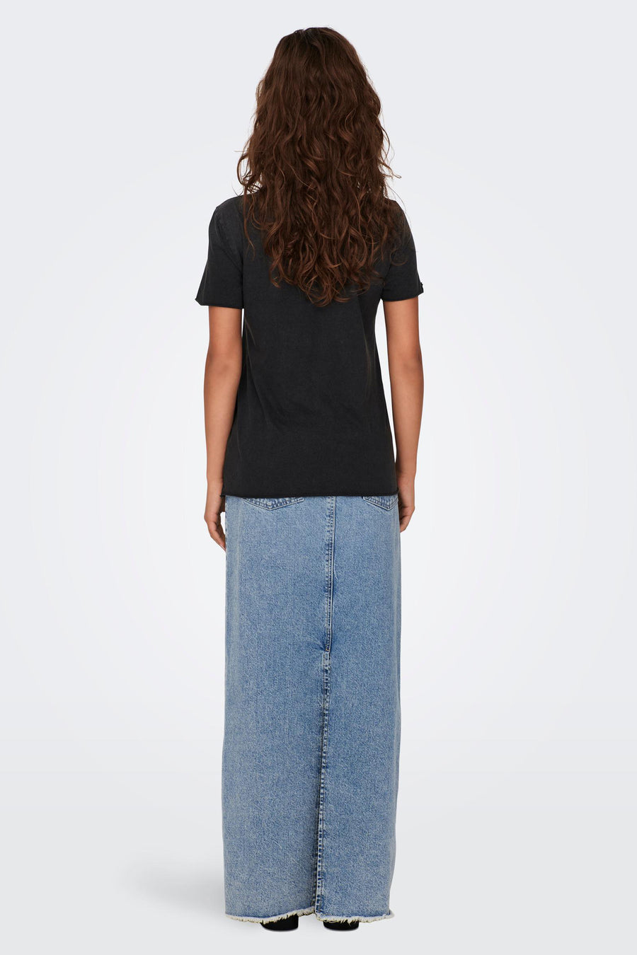 Zwart T-shirt met korte mouwen van ONLY, gedragen met een lange blauwe spijkerrok.