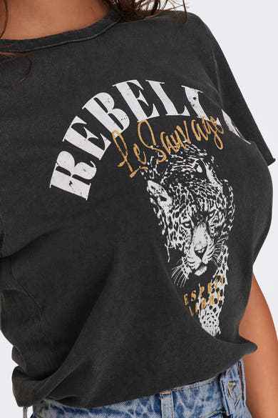Zwart T-shirt met luipaardprint van ONLY, met witte en gouden decoratieve letters, gedragen met een high-waisted jeans.