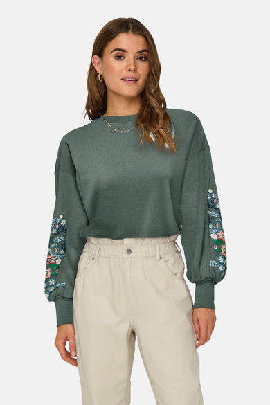 Groene rondehals sweatshirt van ONLY, met bloemenborduursels op de mouwen.