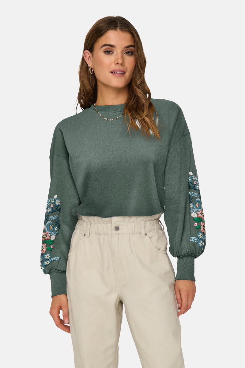 Groene rondehals sweatshirt van ONLY, met bloemenborduursels op de mouwen.