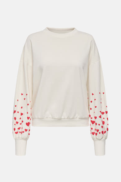 Sweat-shirt écru col rond de ONLY, avec des motifs de cœurs rouges sur les manches bouffantes.
