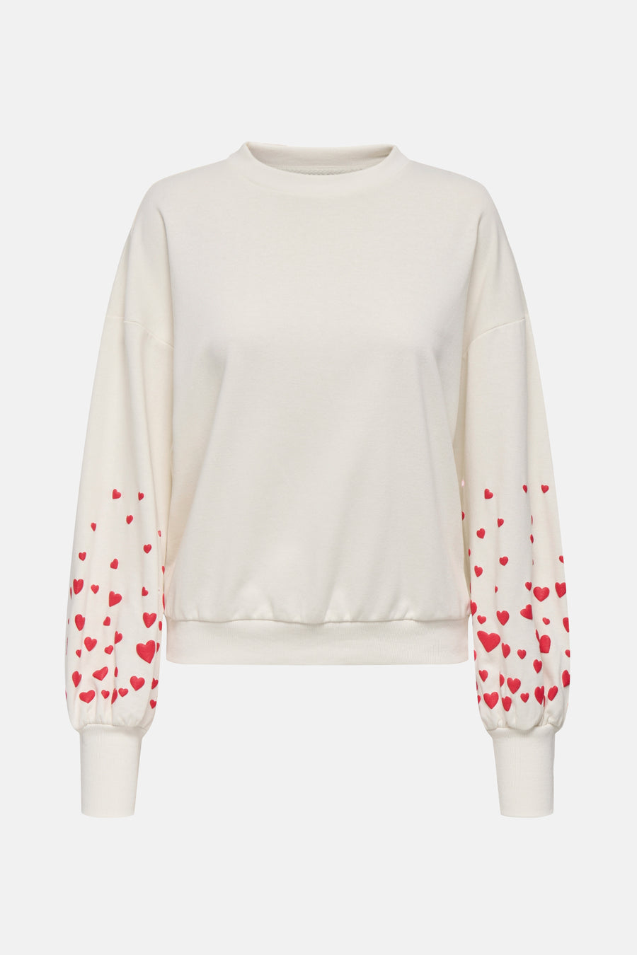Sweat-shirt écru col rond de ONLY, avec des motifs de cœurs rouges sur les manches bouffantes.
