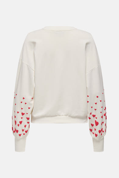 Sweat écru de ONLY® avec des motifs de cœurs rouges sur les manches.
