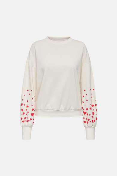 Sweat écru col rond par ONLY® avec des motifs de coeurs rouges sur les manches.