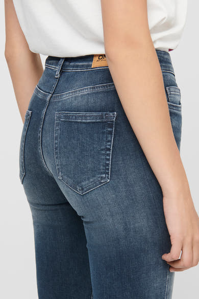 Skinny jeans in donkerblauw denim van ONLY, met achterzakken en een nauwsluitende pasvorm.
