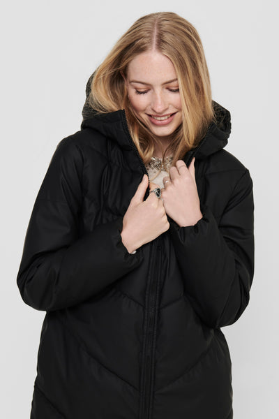 Veste longue noire de JDY, avec capuche, fermeture éclair et des détails matelassés.