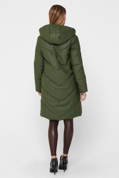JDY groene lange jas, rugzijde, met kap en matelassé patroon, gedragen met eenbrubruine leggings.