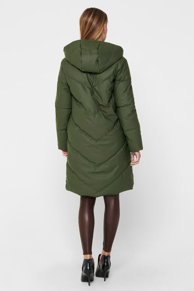 JDY groene lange jas, rugzijde, met kap en matelassé patroon, gedragen met eenbrubruine leggings.