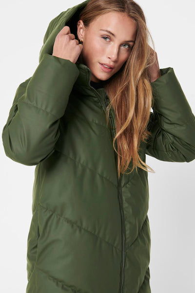 Groene lange jas van JDY met kap en en knop, gedragen door een model met lange haar.