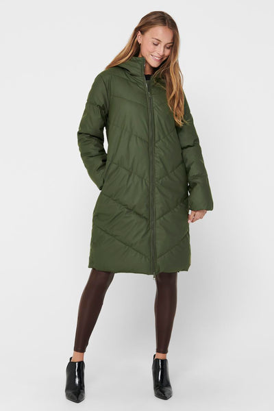 Veste longue verte de JDY avec capuche, motif matelassé et leggings marron foncé.