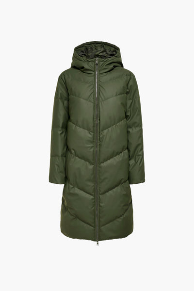 Veste longue verte de JDY, avec capuche et fermeture éclair sur fond blanc.