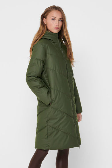 Groene lange jas van JDY, met voorzijdeul en diagonale matelassering.