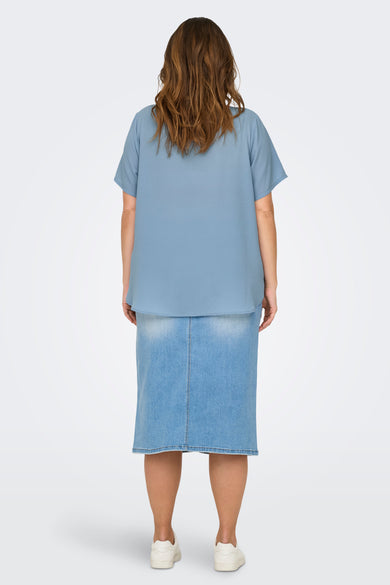 Blauw T-shirt met korte mouwen van CARMAKOMA, gedragen met een spijkerrok, achterzijde.
