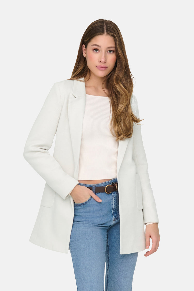 Blazer beige de ONLY, porté avec un jean bleu et un top écru.