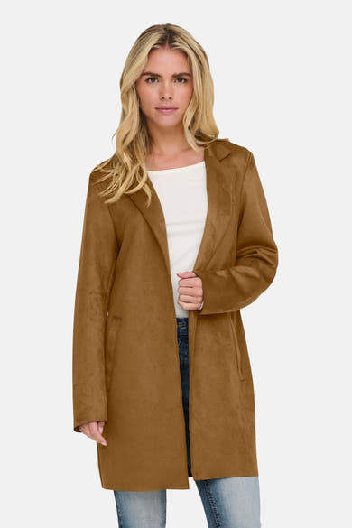 Veste longue cognac de ONLY, avec un revers cranté et une texture douce, portée sur un t-shirt blanc et un jean.