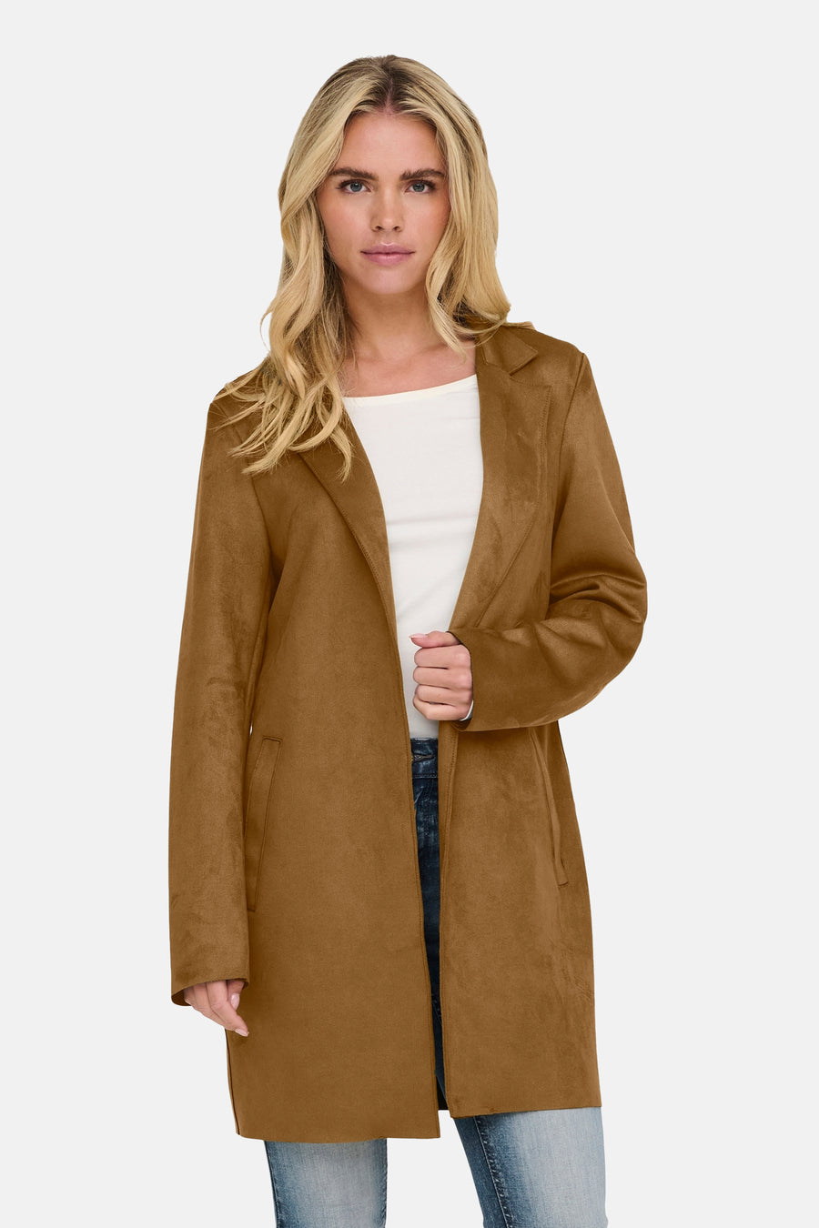 Veste longue cognac de ONLY, avec un revers cranté et une texture douce, portée sur un t-shirt blanc et un jean.