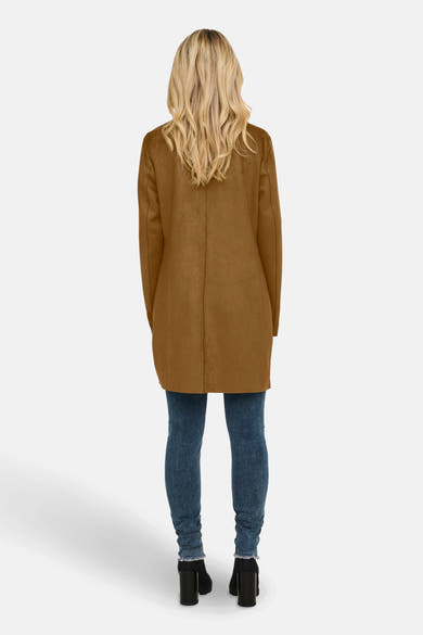 Veste longue cognac de ONLY, vue de dos, portée avec un jean bleu et des bottines noires à talons.