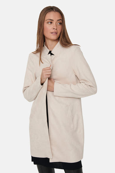 Lange beige jas van ONLY, met een opstaande kraag en een opgestikte zak, gedragen over een zwarte trui.