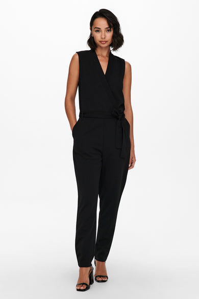 Zwarte jumpsuit van JDY met een strikceintuur en open hakken.