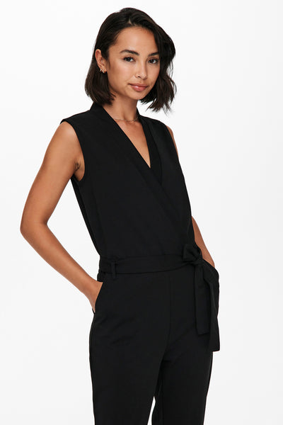 Zwarte jumpsuit van JDY met een strikceintuur en zijzakken.