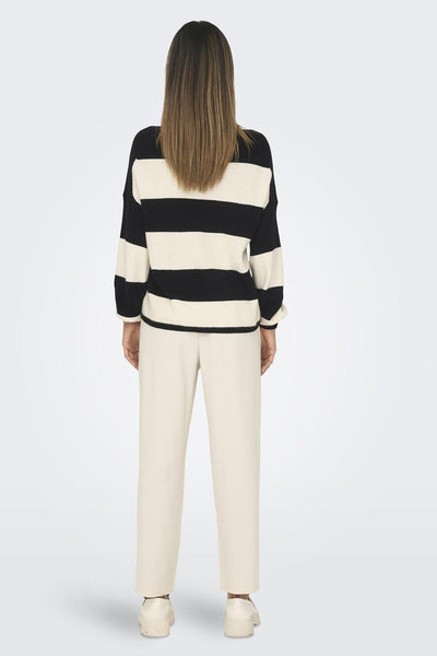 Pull noir rayé de ONLY, porté avec un pantalon beige et des chaussures assorties, vue de dos.