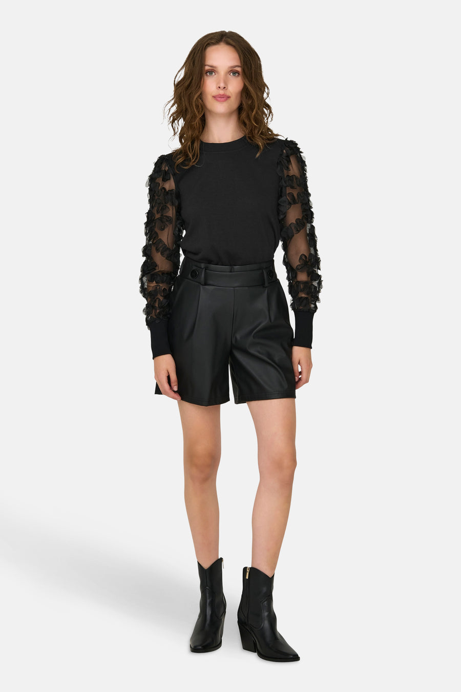Sweat noir à col rond de JDY avec manches longues en tulle décorées de motifs floraux.
