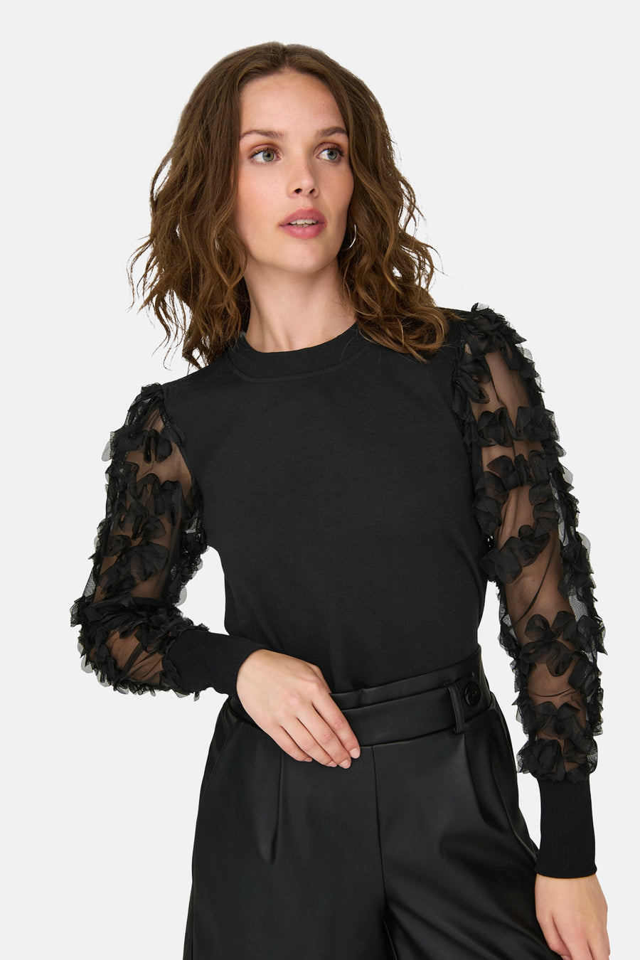 Sweat noir de JDY, avec manches longues en tulle orné de détails floraux.
