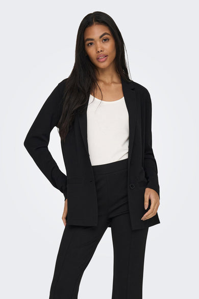 Zwarte blazer van JDY, met een frakcol, gedragen over een wit t-shirt.