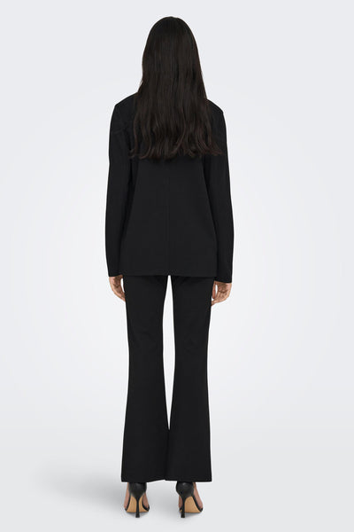 Zwarte blazer van JDY, gedragen met een uitgestrekte zwarte broek en hoge hakken, rugweergave.