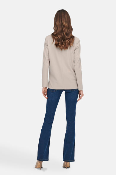Beige blazer van JDY, gedragen met een donkerblauwe jeans, achtergezicht.