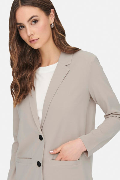 Beige blazer van JDY, met zwarte knopen en een zak aan de zijkant.