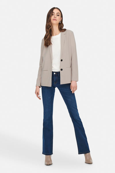 Beige blazer van JDY, gedragen met een wit T-shirt en een wijde jeans.