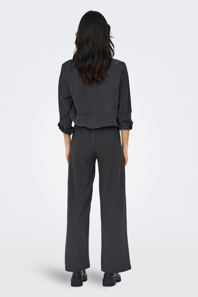Pantalon de costume gris de JDY, avec une coupe ample et des chaussures à plateforme.