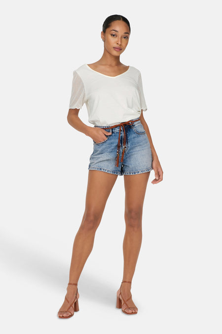 Short en jean bleu moyen de ONLY®, orné d'une ceinture tressée marron, porté avec un t-shirt blanc et des sandales marron.