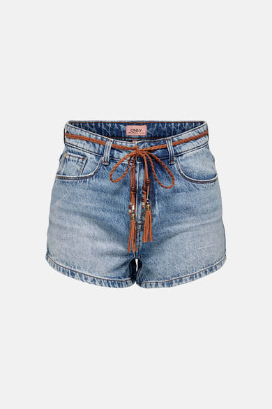 Short en jean bleu moyen de ONLY® avec une ceinture tressée marron à pampilles et perles.